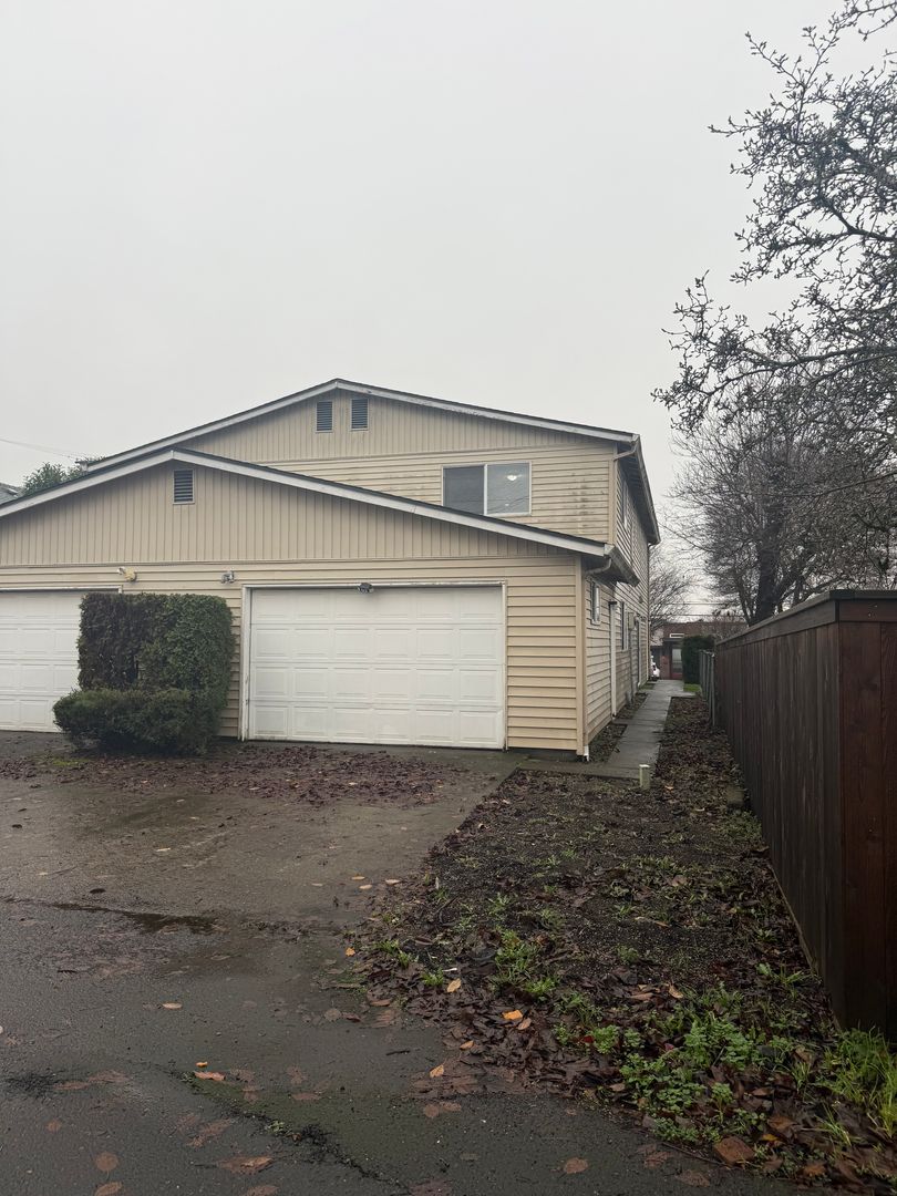 Vancouver Apartment: 2622 -2624 E 6th Street