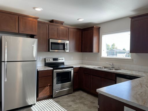 Adorable 2 Bed 1 Bath Apartment Home in Battle Ground! Stainless Steel Appliances! W/D Included! Amazing Location!