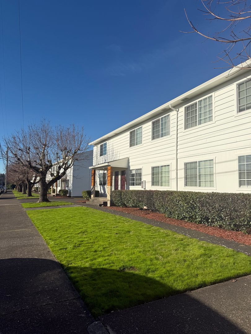 Vancouver Apartment: 2402-2452 E 8th Street