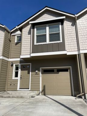 Beautiful Vancouver Home with Spacious Layout, Private Garage & Convenient Access to Shopping and Parks – photo 1