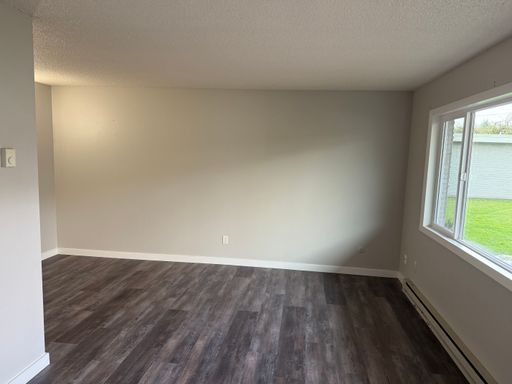 ****MOVE IN SPECIAL! ONE MONTH RENT FREE!*** COZY 1 BEDROOM! Open Layout! Fresh Paint! Onsite Laundry!