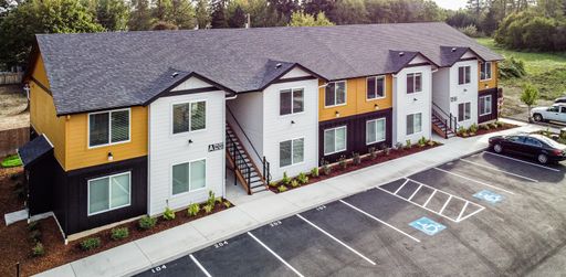 ***MOVE IN SPECIAL! ONE MONTH RENT FREE!*** NEWER 2 Bed 1 Bath Apartment in Battle Ground! Stainless Steel Appliances! W/D Included! Fresh Paint!