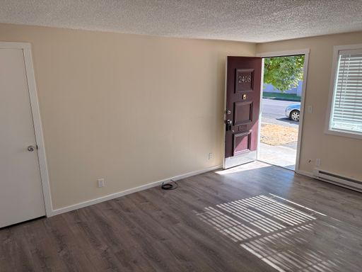 Amazing One Bedroom One Bathroom Lower Level Apartment Home!!! – photo 1