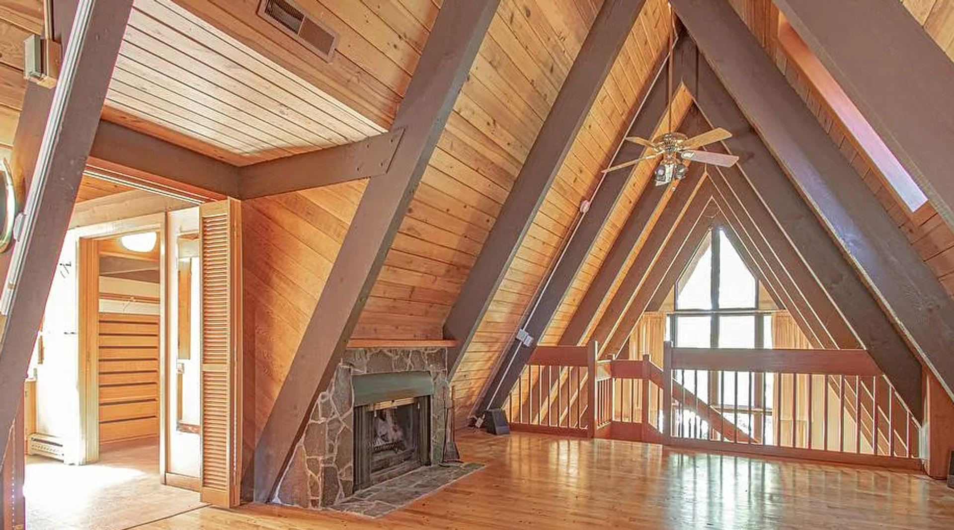 HALF MONTH FREE OF RENT Charming A-Frame Home – Mintues from Wintler-Easy Freeway Access- 2 Car Garage  & More!! 