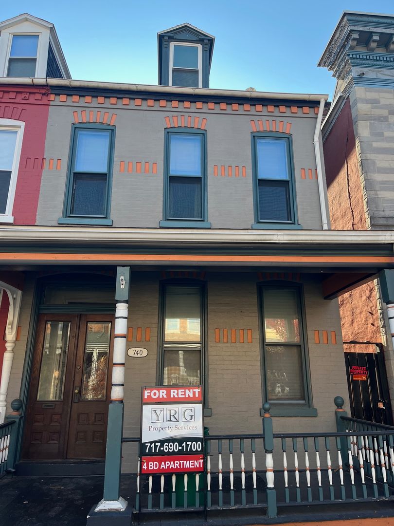 Lancaster House: 740 Marietta Ave