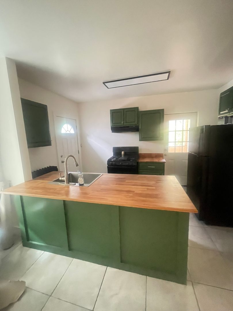 Lancaster Apartment: 204 South Ann Street