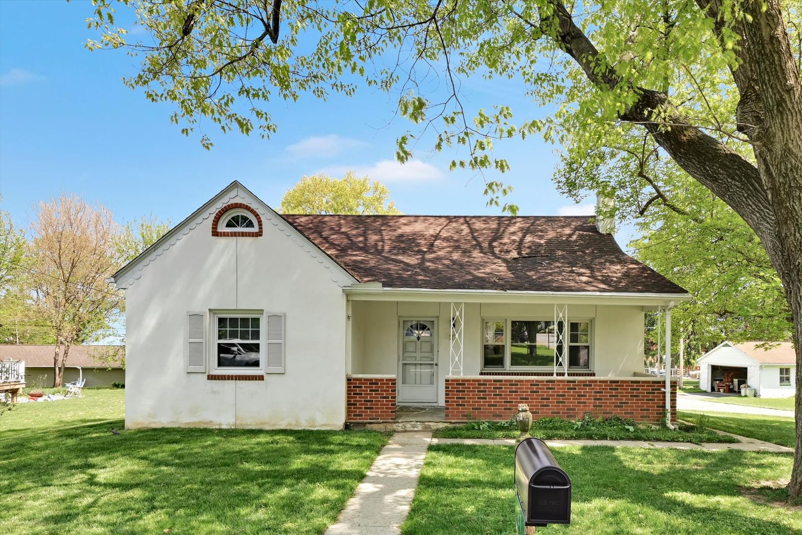 Lancaster House: 27 Roselle Ave
