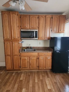 Studio with Kitchen & Shared Bathroom – photo 1