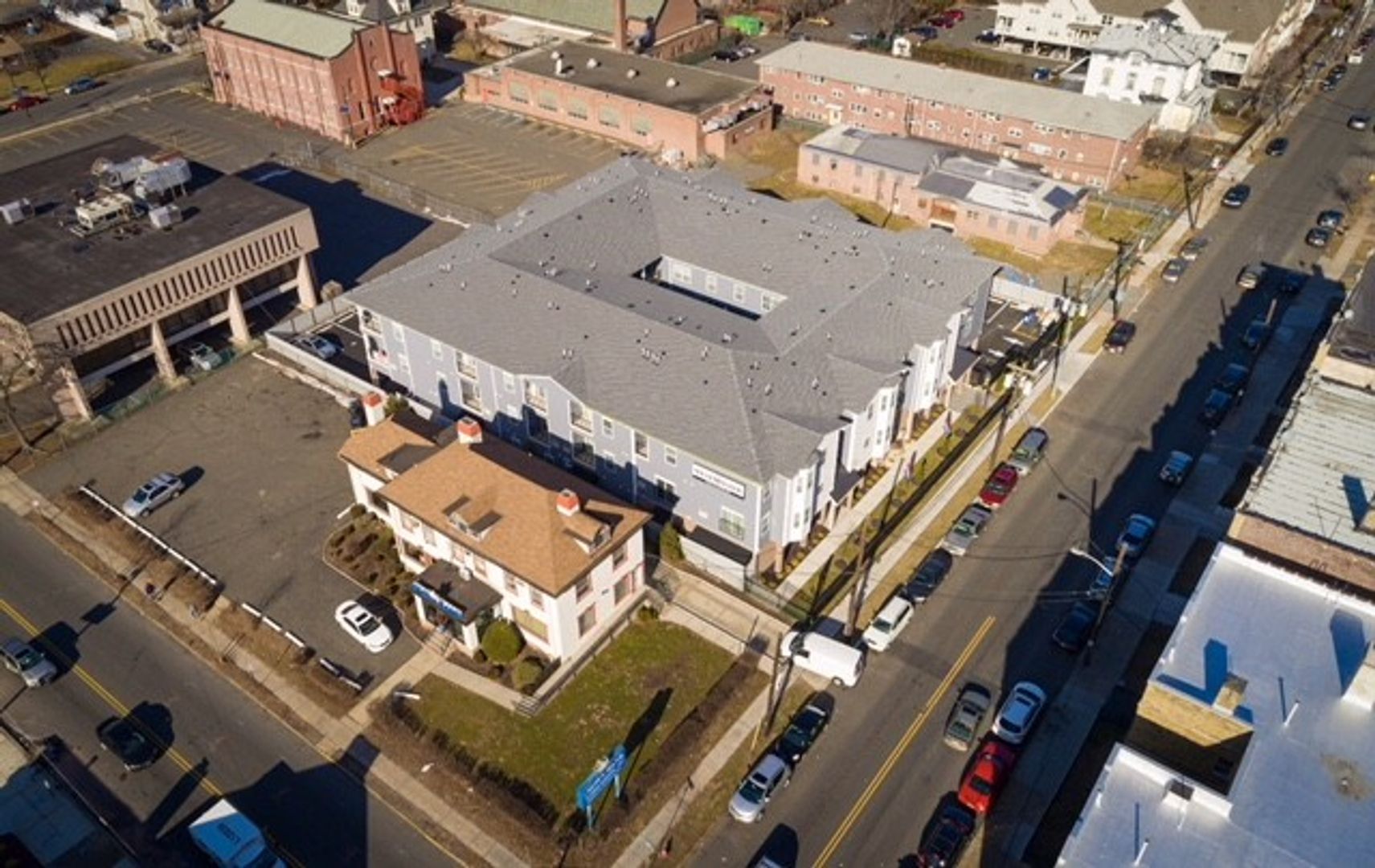 Elizabeth Apartment: 406 Westminster Avenue