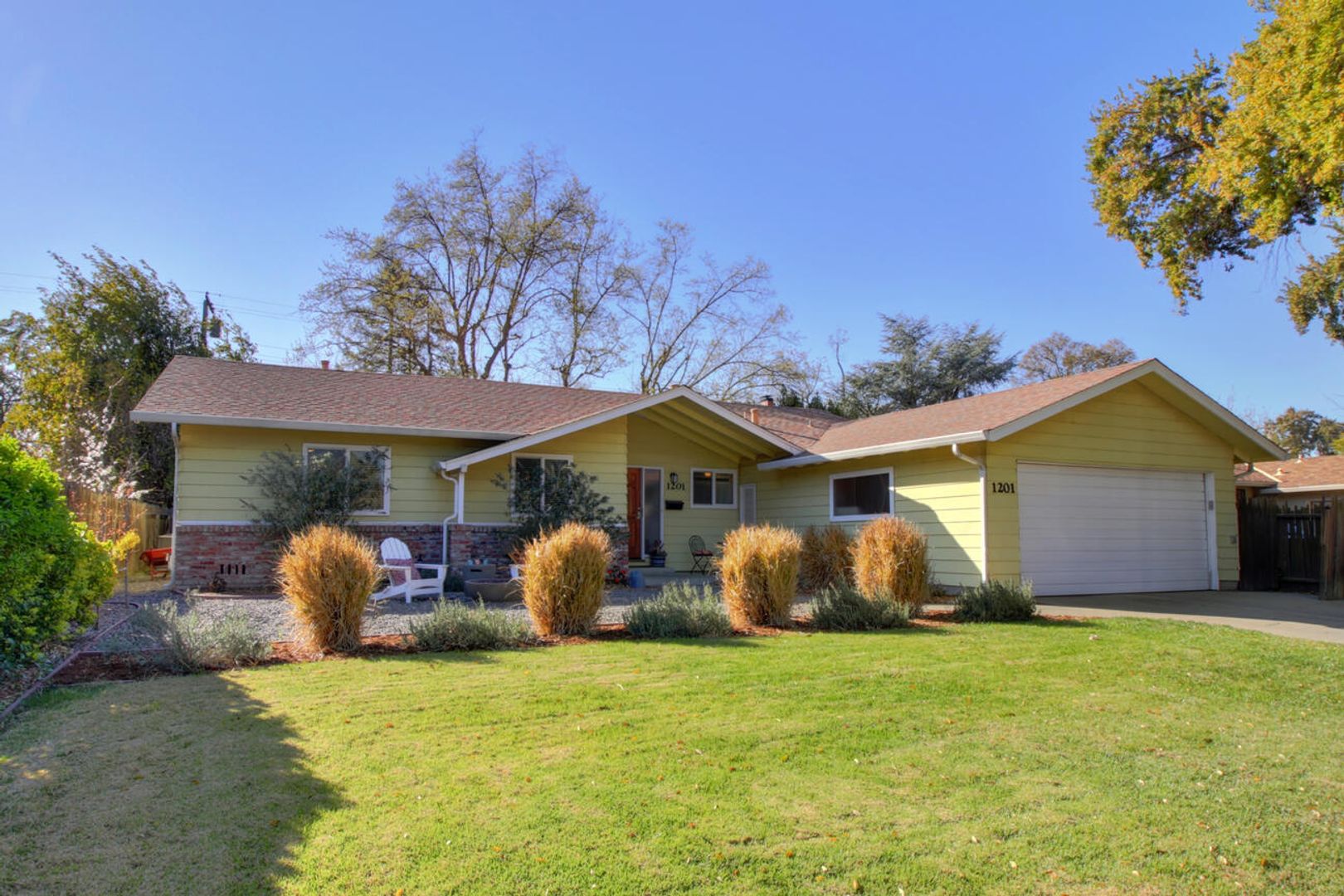 Davis House: 1201 Oak Avenue