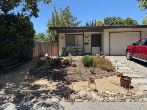 Spacious 3 Bed, 2 Bath Duplex with Private Yard & Garage – photo 1