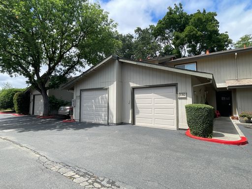 Beautiful 3 bedroom townhouse in Stonegate available for August move in! – photo 1