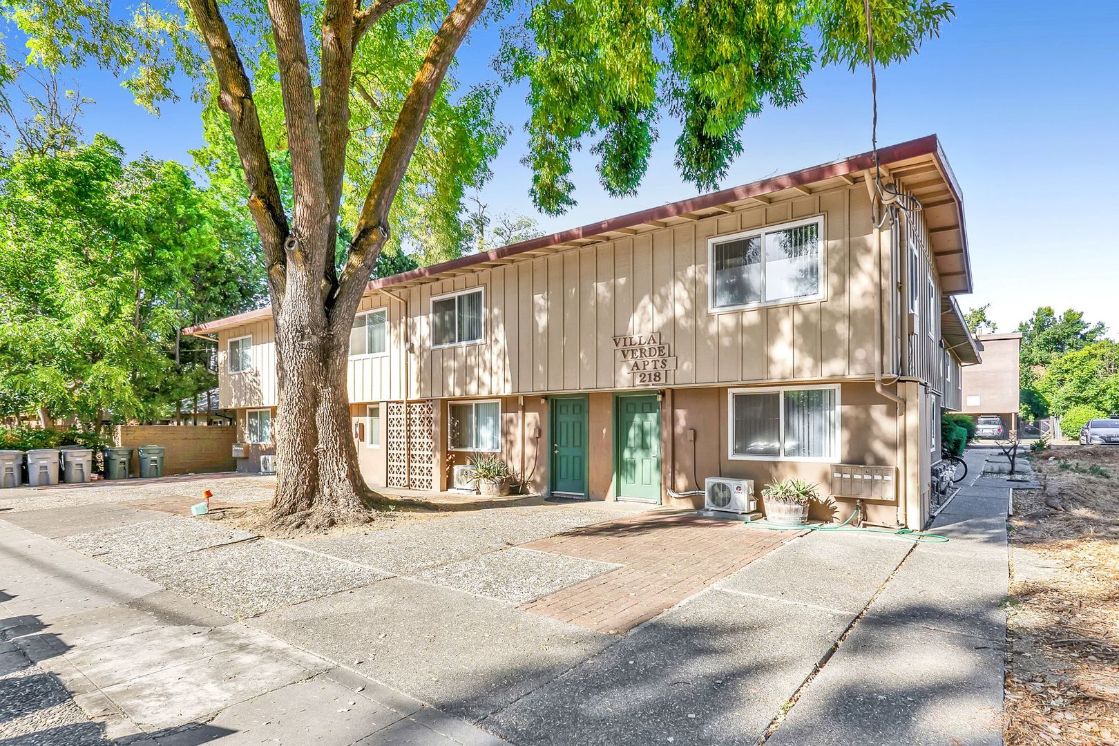 Davis Apartment: 218 University Avenue