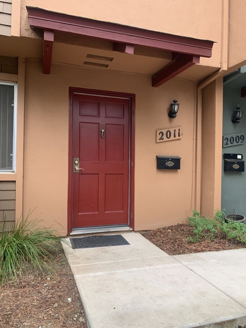 Davis Condo: 2011 Alta Loma Street