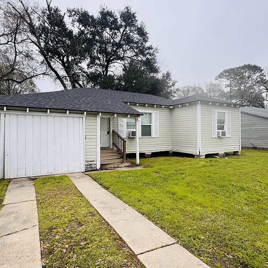 Nederland House: 212 24th St