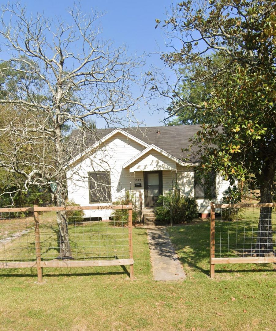 Beaumont House: 5345 E. Parkway Dr