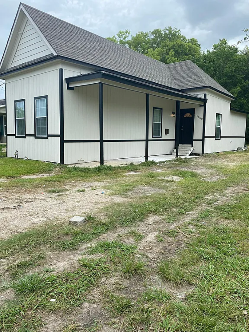 Beaumont House: 1850 Grand St