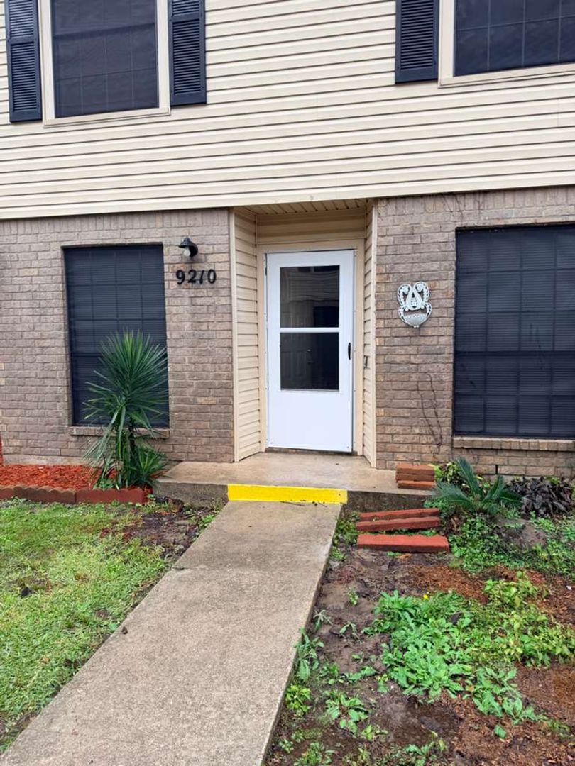 Beaumont House: 9210 Glen Meadow Ln