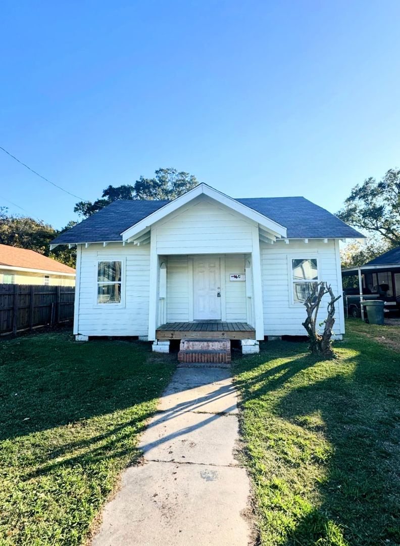 Beaumont, House: 160 E Elgie St