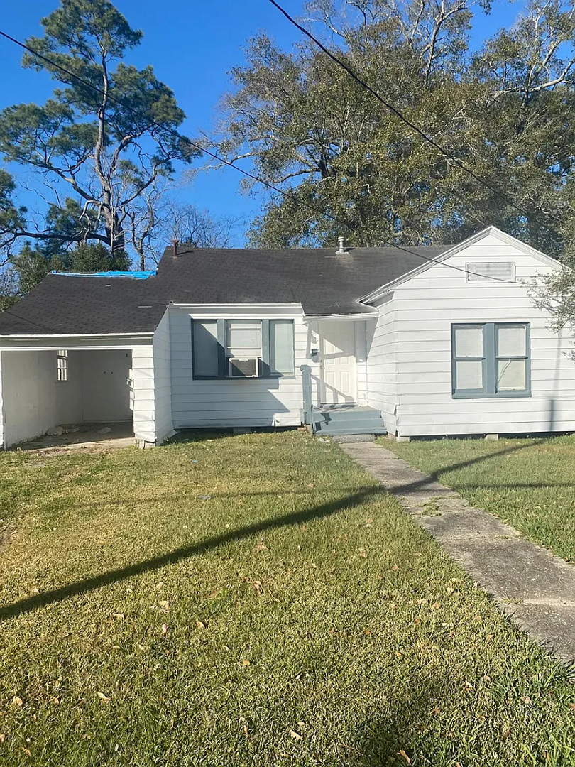 Beaumont House: 315 E Pipkin St