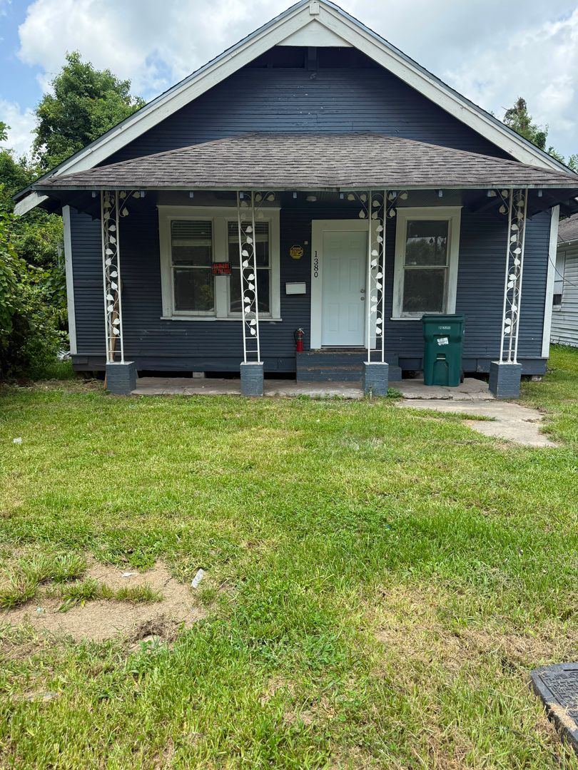 Beaumont House: 1380 Live Oak St