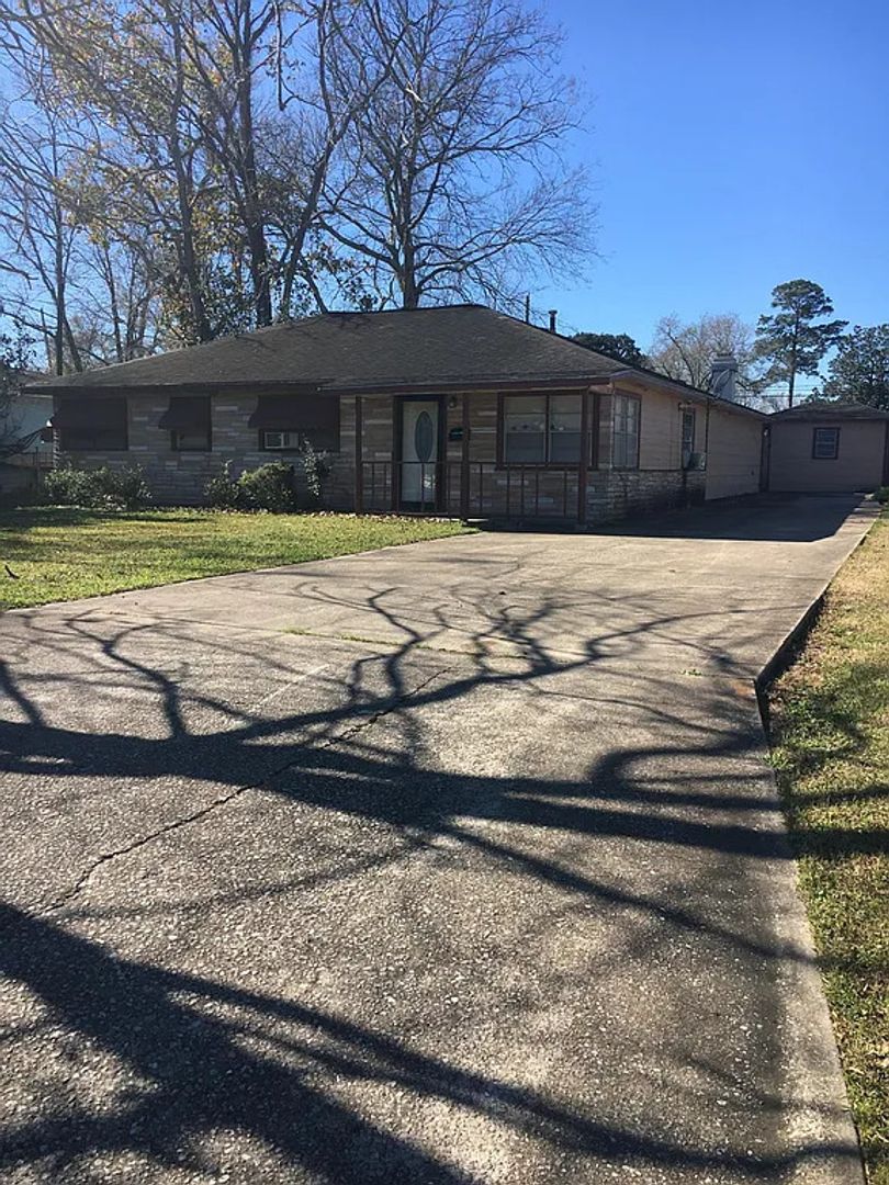 Beaumont House: 3725 W Lynwood Dr