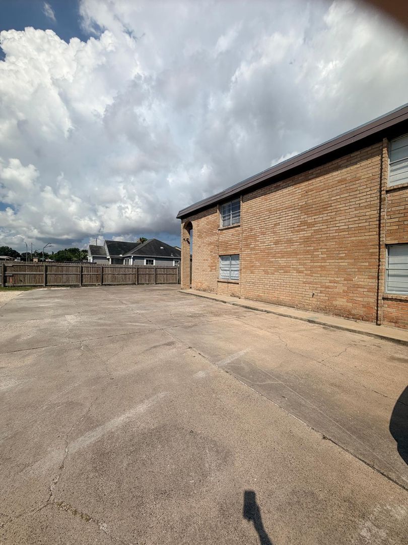 Port Arthur Apartment: 2925 19th St