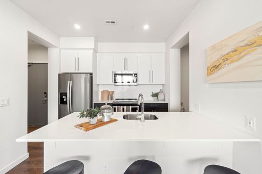 **UP TO TWO MONTHS FREE** Beautiful Newer Building 1 Bedroom 1 Bath WITH INCREDIBLE VIEWS!! – photo 1