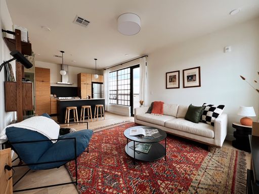 Penthouse Balcony unit with skyline views – photo 1