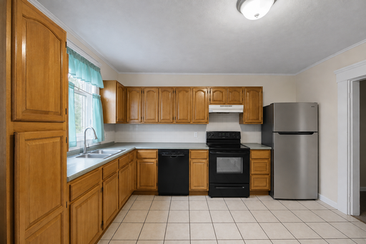 Spacious 5-Bedroom Townhouse-Style Rental with Private Entrance – photo 1