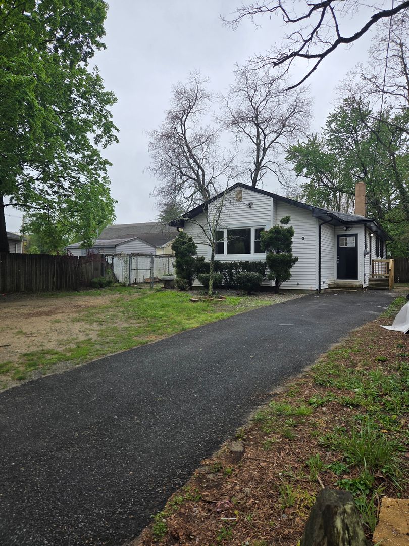 Howell House: 3 Freewood