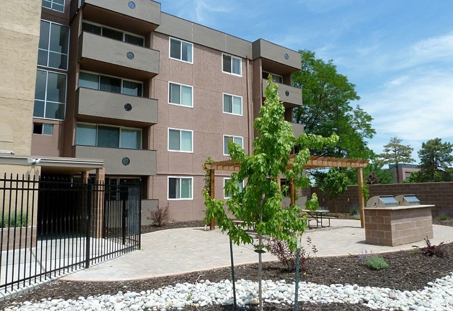 Aurora Apartment: 1945 Peoria Street