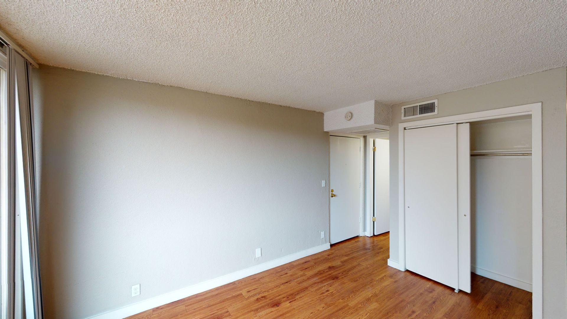 Aurora Apartment: 1945 Peoria Street