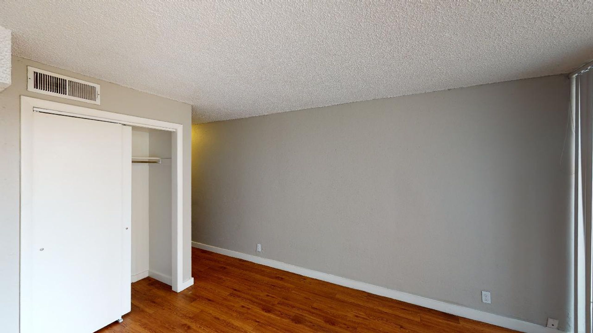 Aurora Apartment: 1945 Peoria Street