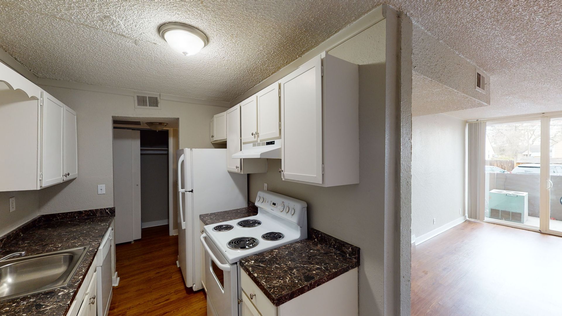 Aurora Apartment: 1945 Peoria Street