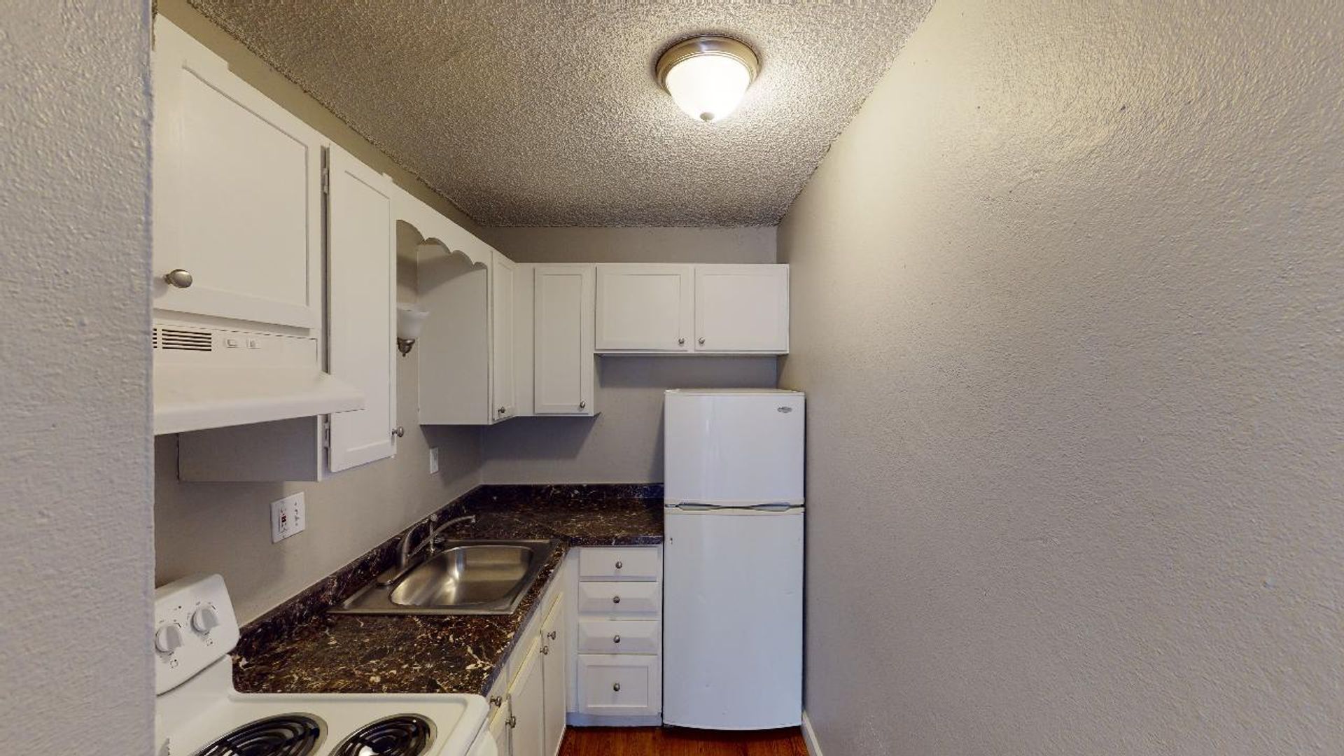 Aurora Apartment: 1945 Peoria Street