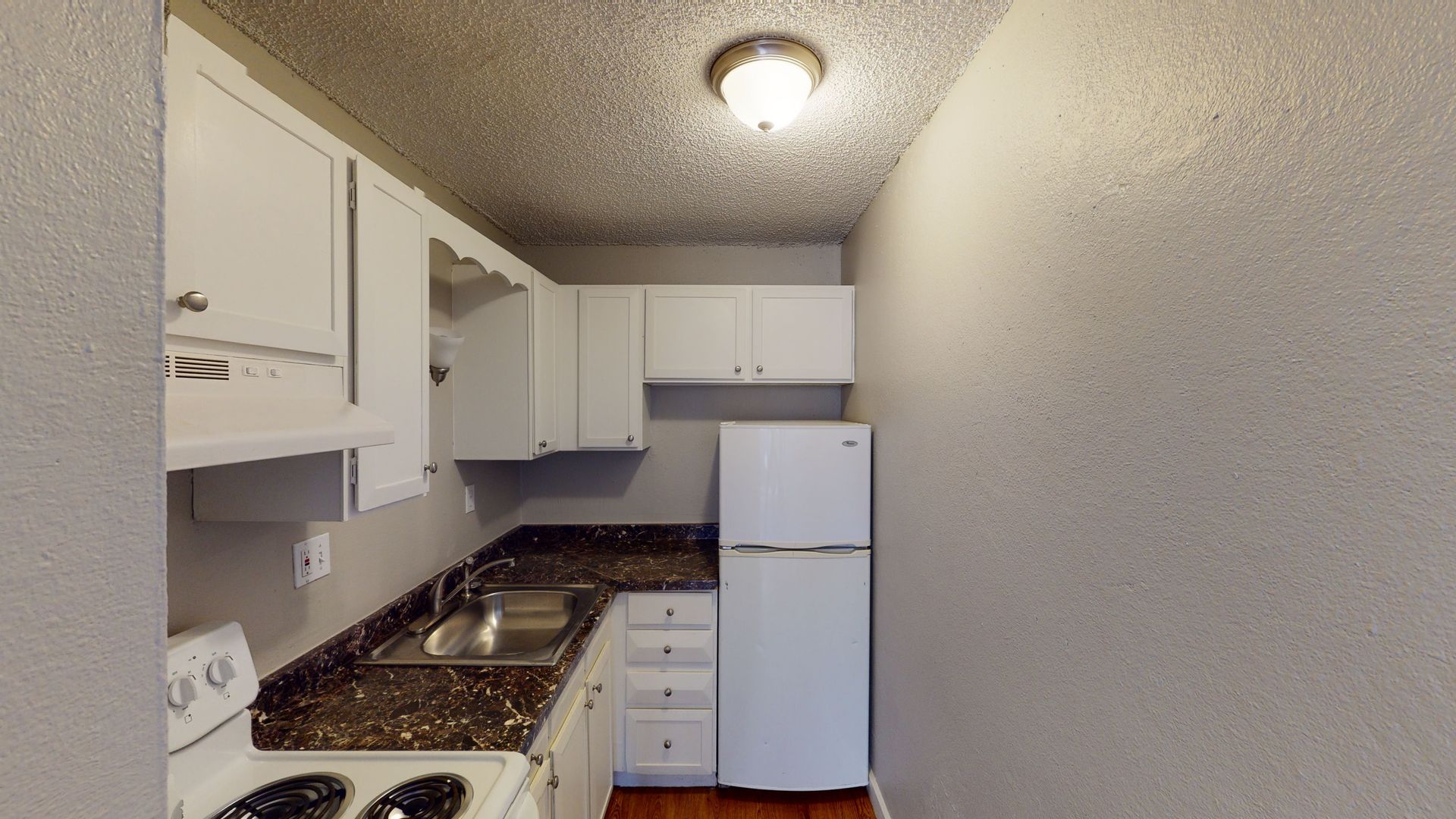 Aurora Apartment: 1945 Peoria Street