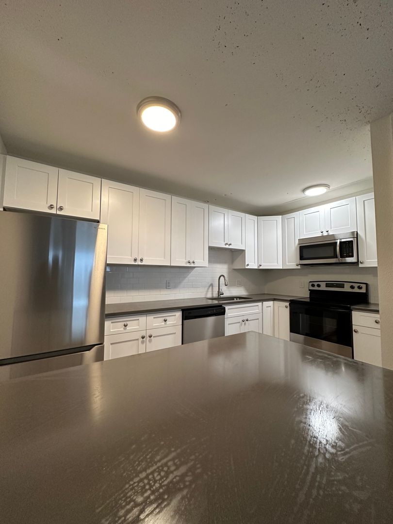 Aurora Apartment: 1945 Peoria Street