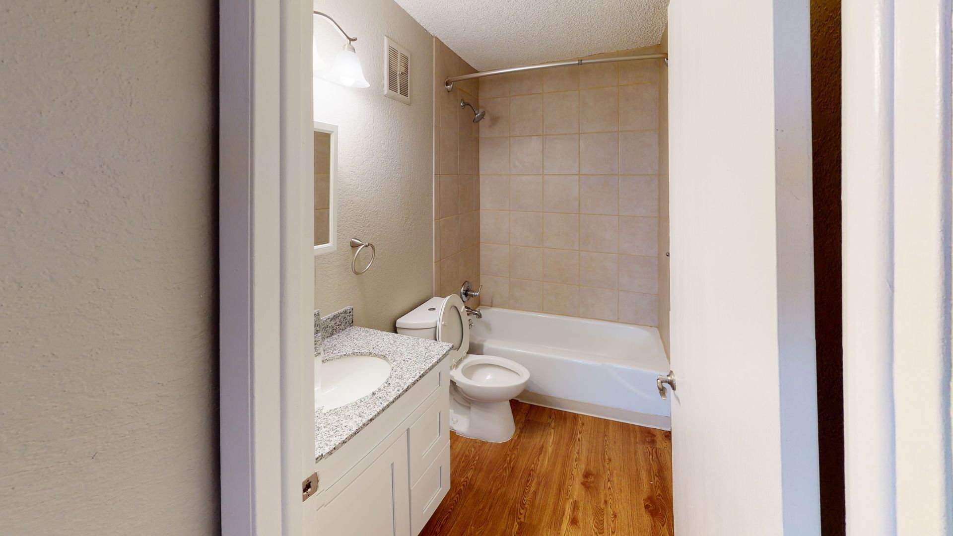 Aurora Apartment: 1945 Peoria Street