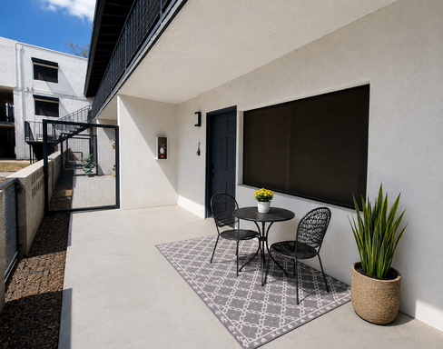 Spacious 1BR with gated patio. – photo 1