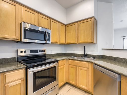 Fringe On 61st 3 Bed 2 Bath – photo 1
