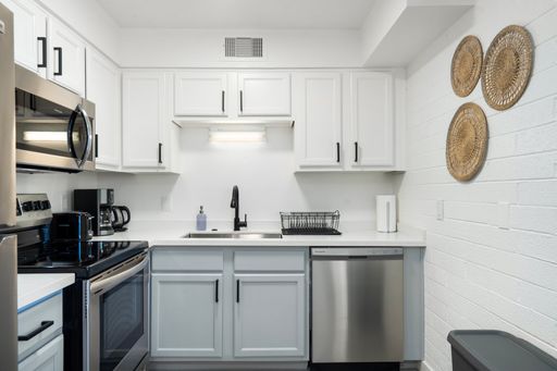 Fringe Courtyards 1 Bed 1 Bath – photo 1
