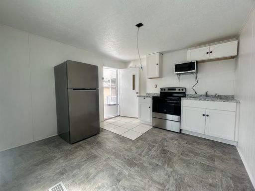 UNDER RENOVATION 1/1 APARTMENT unit IN A MOBILE HOME - West Boca Raton – photo 1