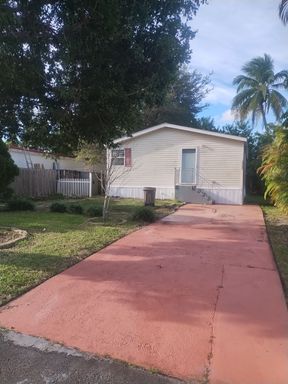 Beautiful 2/2 Mobile Home in Pembroke Pines Backing Everglades – photo 1