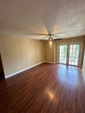 Beautiful and spacious 1/1 Condo on 2nd Floor in Evergreen Lakes – photo 1