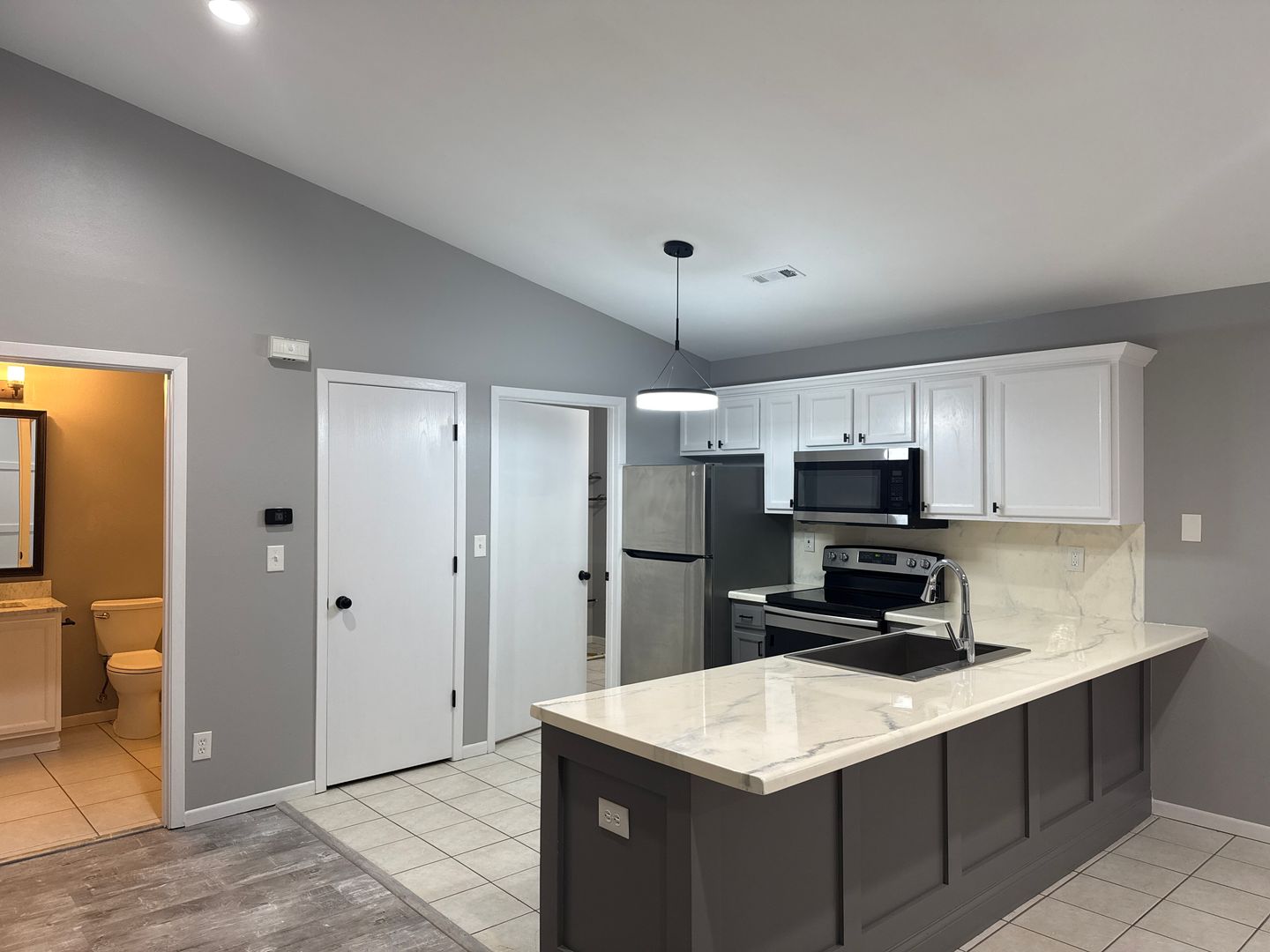 Machesney Park Apartment: 1051 Minns Dr