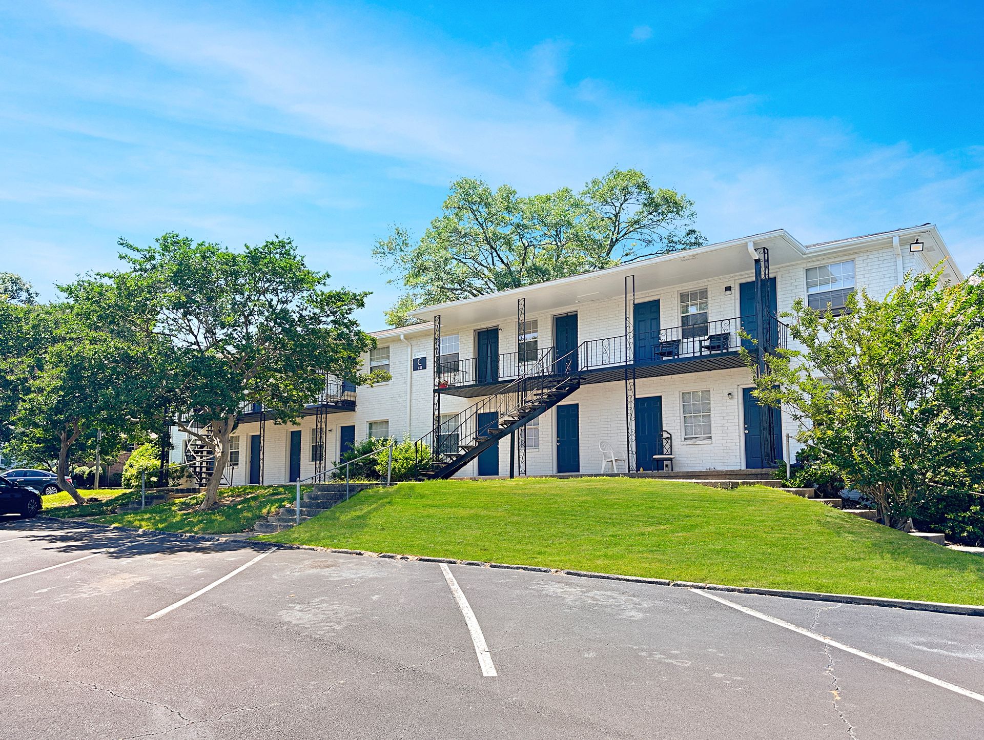 Riverdale Apartment: 363 Upper Riverdale Rd