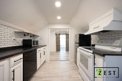 Cozy updated 1 Bed Upper unit with bonus room!