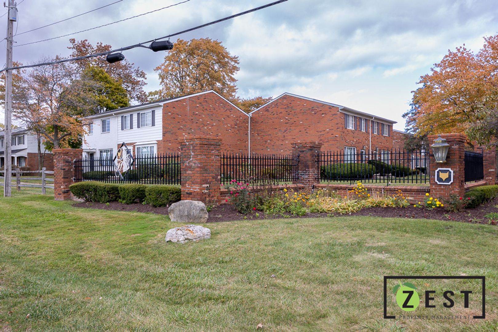 Bloomfield Hills House: 415 N Fox Hills