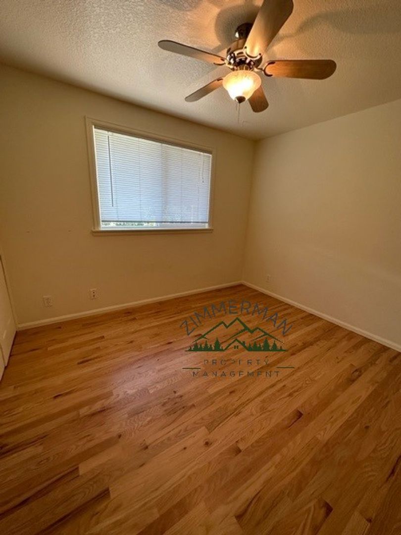 1060 Randall St. 7 of 12